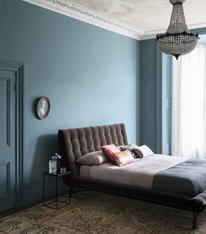 Large skirting board in colour continuity with walls. Large skirting board painted the same colour as the walls.