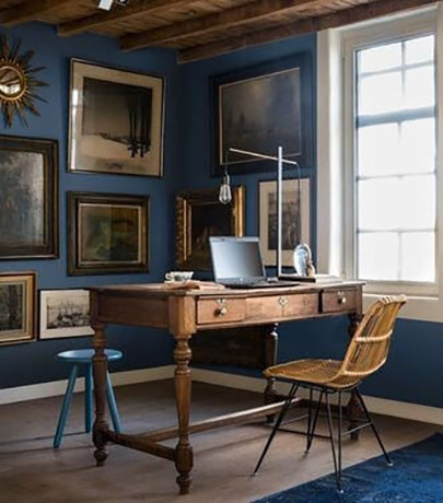 Small skirting boards in contrast to walls. Smaller skirting boards contrasting in colour for a smaller contrast.